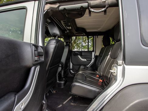 Used 2013 Jeep Wrangler Unlimited Rubicon w/ Connectivity Group AWD/4WD image 22