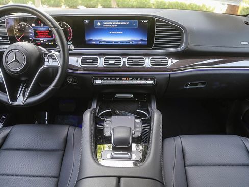 Used 2025 Mercedes-Benz GLS 450 4MATIC image 10