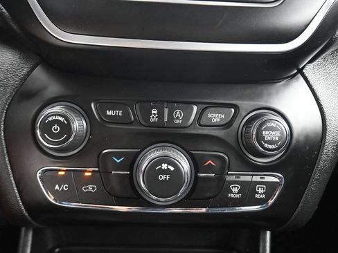 Used 2019 Jeep Cherokee Latitude Plus w/ Cold Weather Group AWD/4WD image 21