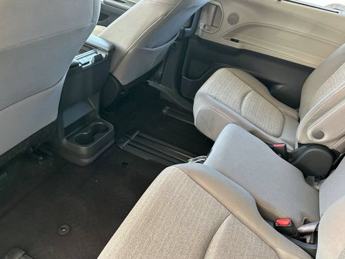 Used 2024 Toyota Sienna LE FWD image 12