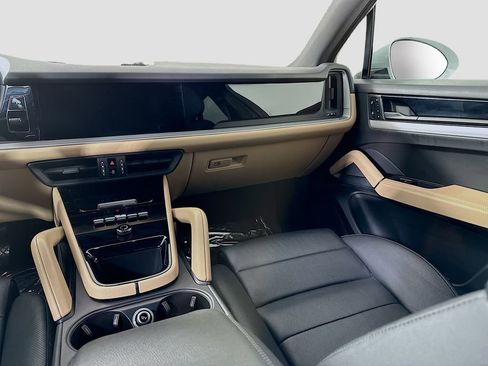 Certified 2024 Porsche Cayenne AWD/4WD image 25