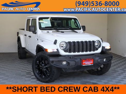 Used 2025 Jeep Gladiator Sport AWD/4WD image 1