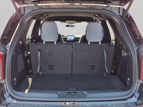 Used 2023 Ford Explorer ST-Line image 9