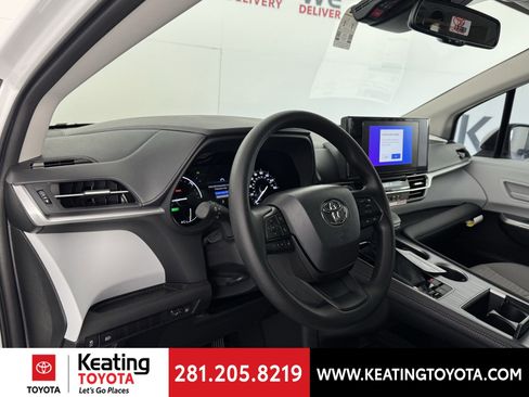 New 2026 Toyota Sienna LE image 4