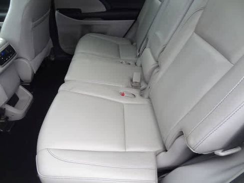 Used 2016 Toyota Highlander XLE w/ Protection Package #3 AWD/4WD image 9