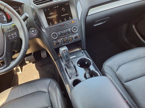 Used 2018 Ford Explorer XLT w/ Equipment Group 202A FWD image 11
