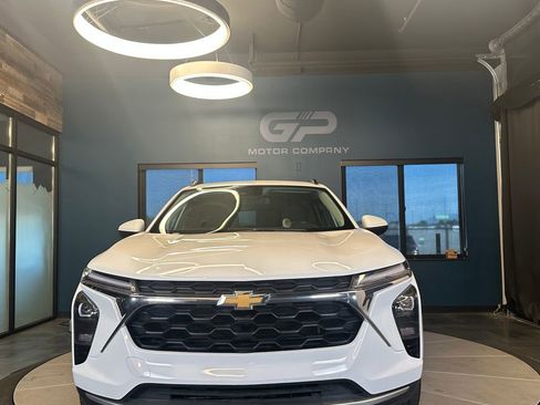 Used 2024 Chevrolet Trax LT w/ Sunroof Package FWD image 8