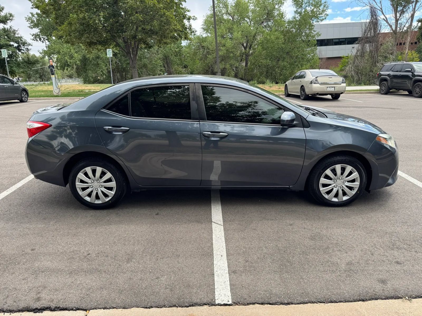 Used 2015 Toyota Corolla LE FWD image 4
