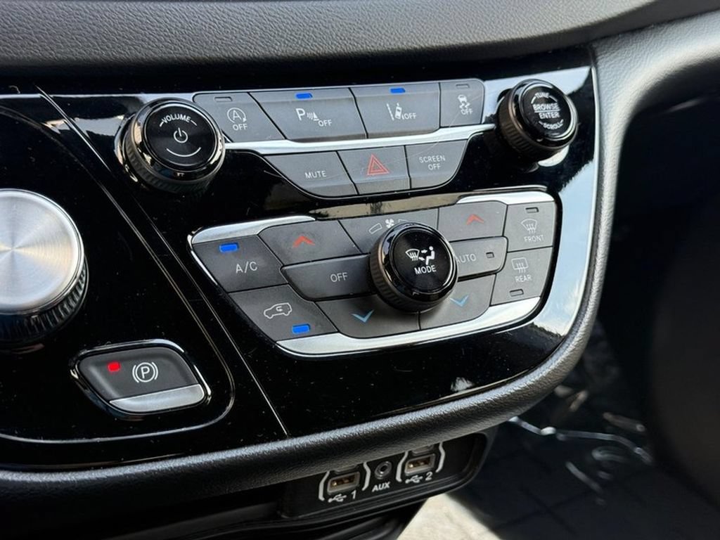 Used 2025 Chrysler Pacifica Select FWD image 26