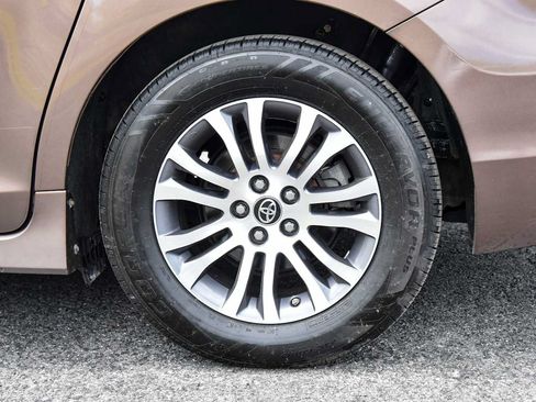 Used 2018 Toyota Sienna XLE FWD image 13