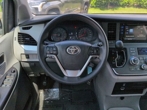 Used 2016 Toyota Sienna LE FWD image 16