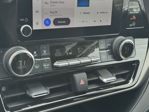 Used 2023 Toyota Highlander XLE image 23