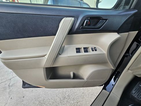 Used 2013 Toyota Highlander SE w/ Cold Weather Pkg image 17