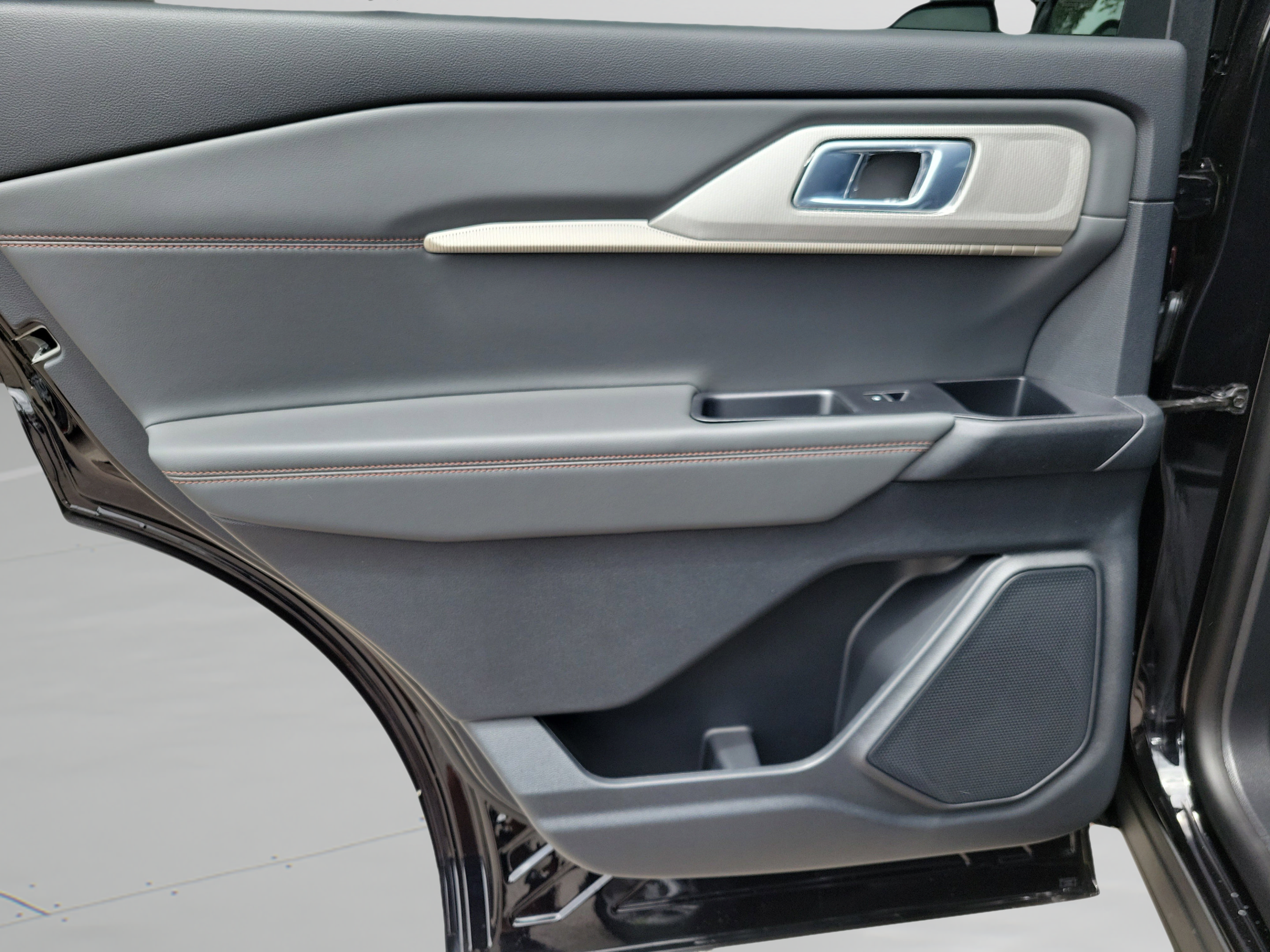 New 2026 Ford Explorer Active RWD image 7