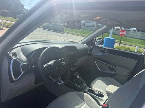 Used 2025 Kia Soul LX w/ LX Technology Package FWD image 9