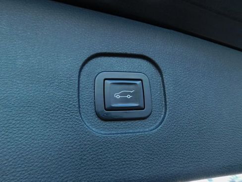 Used 2017 Chevrolet Equinox Premier w/ Enhanced Convenience Package image 12