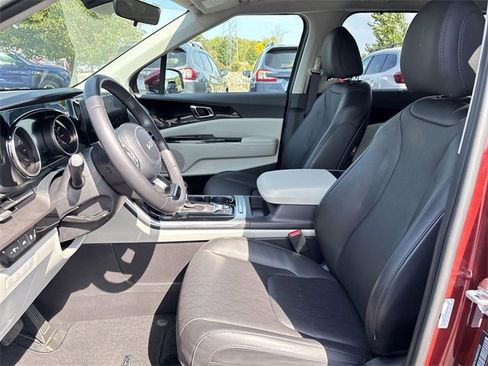 Used 2024 Kia Carnival EX image 22