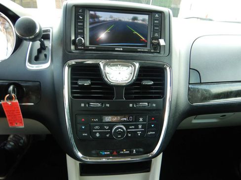 Used 2015 Chrysler Town & Country Touring-L w/ Driver Convenience Group FWD image 14