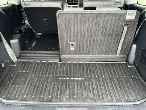 Used 2021 Toyota Highlander XLE image 20