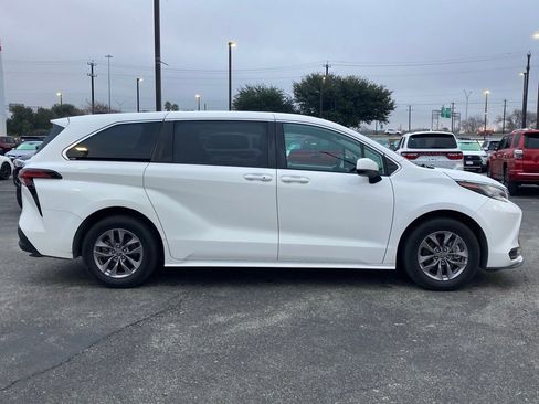 Used 2021 Toyota Sienna LE image 4