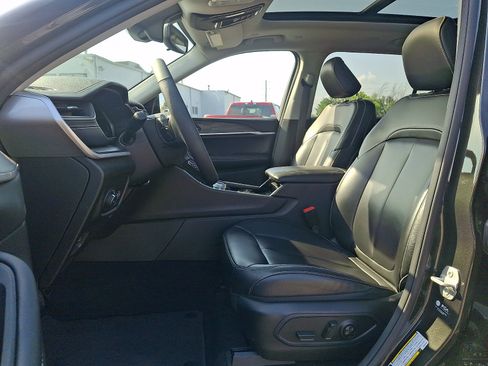Used 2023 Jeep Grand Cherokee L Limited AWD/4WD image 14
