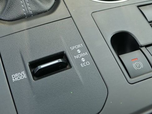 Used 2024 Toyota Highlander LE FWD image 18