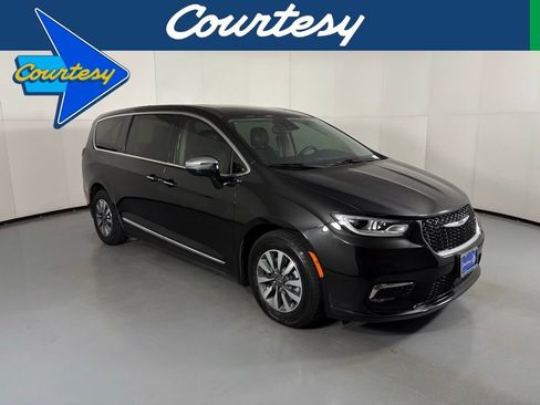 Used 2023 Chrysler Pacifica Limited image 1