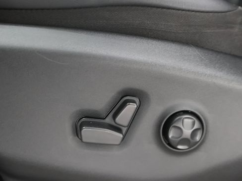 Used 2024 Chrysler Pacifica Touring-L FWD image 39