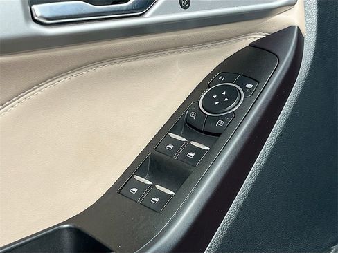 Used 2020 Ford Explorer Limited image 18