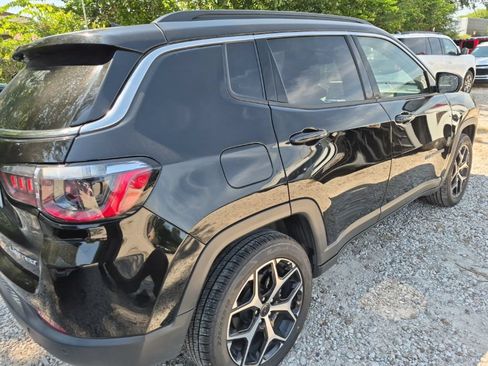 Used 2025 Jeep Compass Limited AWD/4WD image 3