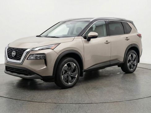 Used 2025 Nissan Rogue SV image 3