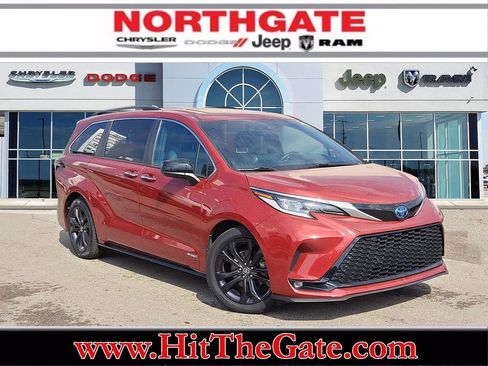 Used 2021 Toyota Sienna XSE w/ XSE Plus Package image 1