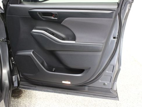 Used 2025 Toyota Highlander LE AWD/4WD image 35
