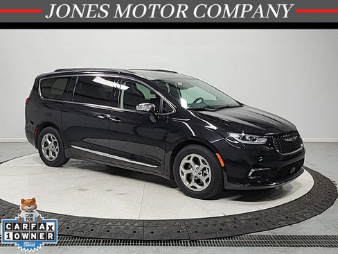 Used 2023 Chrysler Pacifica Limited FWD image 1