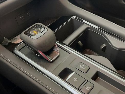 New 2025 Nissan Pathfinder SV image 12