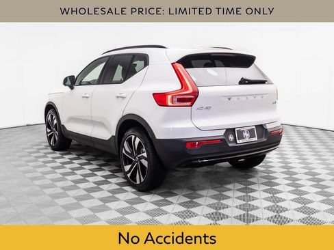 Used 2025 Volvo XC40 B5 Plus image 3