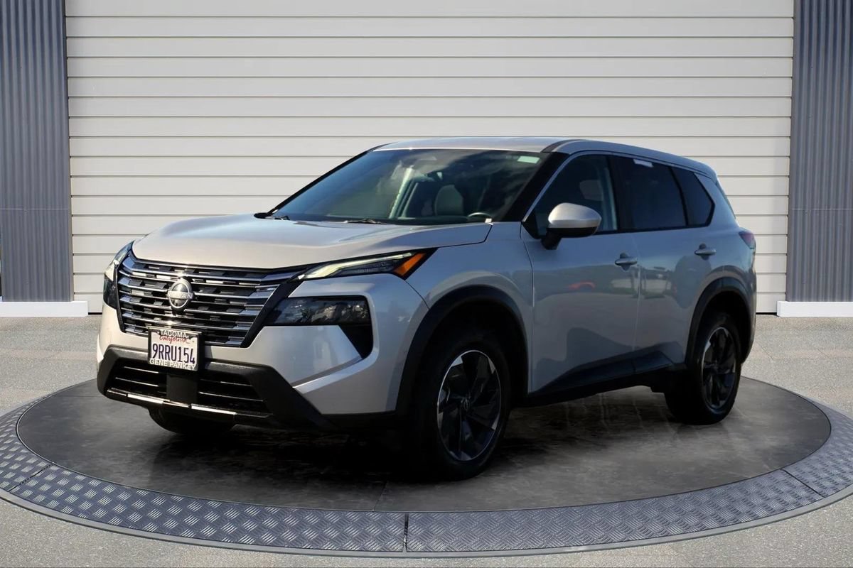 Used 2025 Nissan Rogue SV AWD/4WD image 3