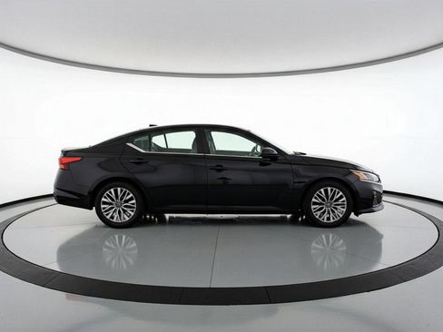 Used 2025 Nissan Altima 2.5 SV FWD image 11