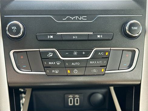 Used 2020 Ford Fusion SE image 16