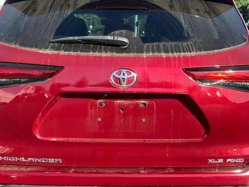 Used 2022 Toyota Highlander XLE AWD/4WD image 19