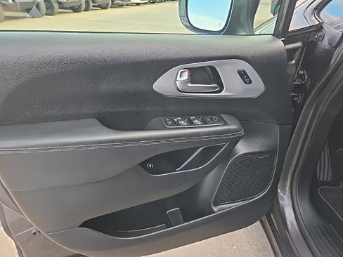 Used 2020 Chrysler Pacifica Limited w/ Advanced Safetytec Group image 31