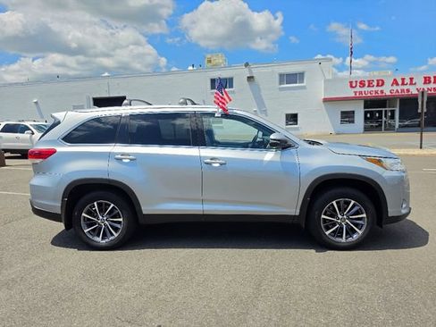 Used 2019 Toyota Highlander XLE AWD/4WD image 8