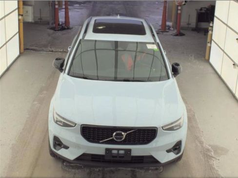 Certified 2025 Volvo XC40 B5 Plus image 8
