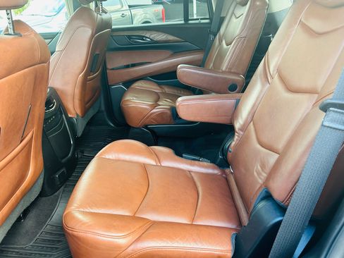 Used 2018 Cadillac Escalade Luxury image 25