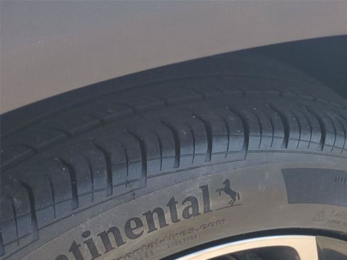 Used 2024 Chevrolet Trax RS w/ Sunroof Package FWD image 18
