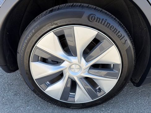 Used 2021 Tesla Model Y Long Range image 52