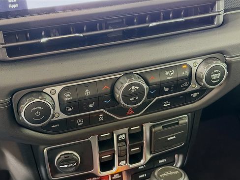 Used 2025 Jeep Gladiator Rubicon w/ Convenience Group AWD/4WD image 36