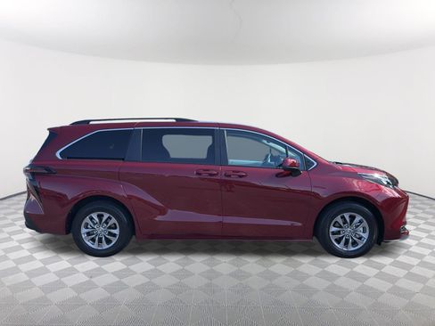 Certified 2025 Toyota Sienna LE w/ LE Plus Package FWD image 18