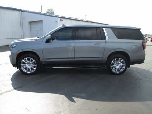 Used 2023 Chevrolet Suburban High Country image 9