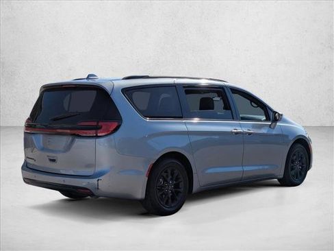 Used 2021 Chrysler Pacifica Touring-L w/ S Appearance Package image 5